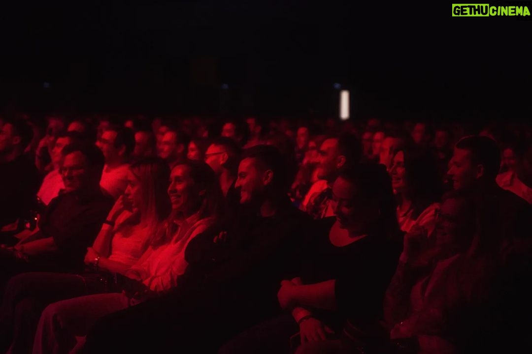 Danila Poperechny Instagram - Отработал 2 стадионных концерта: в Дубае и Вильнюсе. Идентичный материал, который я читал уже больше 30 раз, не считая сколько он обкатывался по частям на оупенах. И эти два концерта стали для меня отличным примером того, насколько же иногда по разному заходит один текст на разную аудиторию. Казалось бы - понятная истина для любого человека, но как же сложно порой бывает принять это, когда ты "автор произведения". Не сказал бы, что с концертом в Дубае было что-то не так - он был норм. Но вот именно, что "норм". Так вышло, что он был одним из тех, на котором часть материала просто "не попадала" в некоторую публику, из-за чего на выступлении постоянно было ощущение, что нам всем не удается запрыгнуть на одну волну. Например я видел, как из зала несколько раз вставали и уходили люди, как только начинали звучать блоки, безотказно работающие в других залах до этого. Уходящих было совсем не много и уходили они под звуки смеха остального зала, но они были и я естественно их замечал. Обычно, после подобного я провожу работу над ошибками, пытаясь понять, что же я сделал не так. Не так подал, не с теми интонациями говорил шутки, не достаточно расположил зрителя в начале, забыл какие-то важные блоки, может был слишком уставший на сцене, возможно материал устарел и тд. Но в этот раз я решил абсолютно ничего не менять и провести концерт в Вильнюсе точь в точь, как в Дубае, чтобы проверить, в чем же было дело. Я так и сделал, и, к моему сюрпризу, выступление прошло просто потрясающе. Большой стадион в полторы тысячи человек, который был еще больше, чем зал в Дубае - реагировал гораздо вовлеченнее, громче и теплее на те же самые вещи, которые вообще не вызывали отклика у некоторых дубайских зрителей. Единственный поинт, который хотелось сегодня высказать - рефлексия это, конечно, хорошо. Людям, которые создают что-то, жизненноважно находиться в постоянном самоосмыслении и анализе того, как становиться лучше. И это правильно, потому что неудачи будут преследовать вас на пути регулярно, и нет ничего важнее чем то, чтобы вынести из них как можно больше опыта. Но не забывайте, что иногда все дело может быть в том, что "в зале просто не совсем ваша публика". 📷@makslonglive