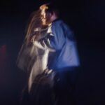 Danila Poperechny Instagram - Отработал 2 стадионных концерта: в Дубае и Вильнюсе. Идентичный материал, который я читал уже больше 30 раз, не считая сколько он обкатывался по частям на оупенах. И эти два концерта стали для меня отличным примером того, насколько же иногда по разному заходит один текст на разную аудиторию. Казалось бы - понятная истина для любого человека, но как же сложно порой бывает принять это, когда ты "автор произведения". Не сказал бы, что с концертом в Дубае было что-то не так - он был норм. Но вот именно, что "норм". Так вышло, что он был одним из тех, на котором часть материала просто "не попадала" в некоторую публику, из-за чего на выступлении постоянно было ощущение, что нам всем не удается запрыгнуть на одну волну. Например я видел, как из зала несколько раз вставали и уходили люди, как только начинали звучать блоки, безотказно работающие в других залах до этого. Уходящих было совсем не много и уходили они под звуки смеха остального зала, но они были и я естественно их замечал. Обычно, после подобного я провожу работу над ошибками, пытаясь понять, что же я сделал не так. Не так подал, не с теми интонациями говорил шутки, не достаточно расположил зрителя в начале, забыл какие-то важные блоки, может был слишком уставший на сцене, возможно материал устарел и тд. Но в этот раз я решил абсолютно ничего не менять и провести концерт в Вильнюсе точь в точь, как в Дубае, чтобы проверить, в чем же было дело. Я так и сделал, и, к моему сюрпризу, выступление прошло просто потрясающе. Большой стадион в полторы тысячи человек, который был еще больше, чем зал в Дубае - реагировал гораздо вовлеченнее, громче и теплее на те же самые вещи, которые вообще не вызывали отклика у некоторых дубайских зрителей. Единственный поинт, который хотелось сегодня высказать - рефлексия это, конечно, хорошо. Людям, которые создают что-то, жизненноважно находиться в постоянном самоосмыслении и анализе того, как становиться лучше. И это правильно, потому что неудачи будут преследовать вас на пути регулярно, и нет ничего важнее чем то, чтобы вынести из них как можно больше опыта. Но не забывайте, что иногда все дело может быть в том, что "в зале просто не совсем ваша публика". 📷@makslonglive