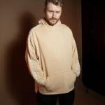 Danila Poperechny Instagram - Продолжаю эксплуатировать свою жену, чтобы не платить моделям 🤎 Наконец-то у нас на @veshdok.shop появились новые худи, которые вы так давно просили, но с измененным кроем: они стали чуть легче + мы убрали шнурки из капюшона и резинку снизу. Потому что, как известно, без резинки ощущения лучше! Этот дроп пока в 2 цветах: кофе с молоком, но если вам зайдет - сделаем больше разных. Приобрести уже можно на сайте VESHDOK.COM 🔥