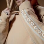 Danila Poperechny Instagram - Продолжаю эксплуатировать свою жену, чтобы не платить моделям 🤎 Наконец-то у нас на @veshdok.shop появились новые худи, которые вы так давно просили, но с измененным кроем: они стали чуть легче + мы убрали шнурки из капюшона и резинку снизу. Потому что, как известно, без резинки ощущения лучше! Этот дроп пока в 2 цветах: кофе с молоком, но если вам зайдет - сделаем больше разных. Приобрести уже можно на сайте VESHDOK.COM 🔥