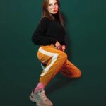 Danila Poperechny Instagram - Наконец-то мы дропаем то, о чем так давно мечтали: ВЕЛЬВЕТОВЫЕ ШТАНЫ, дизайн которых мы сделали вместе с моей мамой. Мы объединили мои старые вельветовые штаны с современными трениками, чтобы вы были самым крутым крутышкинсом во дворе. Ограниченный дроп уже можно приобрести на сайте VESHDOK.com❤️‍🔥