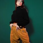 Danila Poperechny Instagram - Наконец-то мы дропаем то, о чем так давно мечтали: ВЕЛЬВЕТОВЫЕ ШТАНЫ, дизайн которых мы сделали вместе с моей мамой. Мы объединили мои старые вельветовые штаны с современными трениками, чтобы вы были самым крутым крутышкинсом во дворе. Ограниченный дроп уже можно приобрести на сайте VESHDOK.com❤️‍🔥