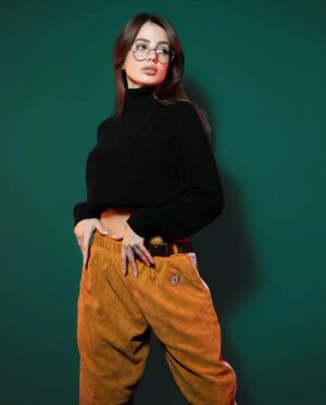 Danila Poperechny Instagram - Наконец-то мы дропаем то, о чем так давно мечтали: ВЕЛЬВЕТОВЫЕ ШТАНЫ, дизайн которых мы сделали вместе с моей мамой. Мы объединили мои старые вельветовые штаны с современными трениками, чтобы вы были самым крутым крутышкинсом во дворе.

Ограниченный дроп уже можно приобрести на сайте VESHDOK.com❤️‍🔥