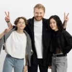 Danila Poperechny Instagram - Во-первых, хочется поздравить абсолютно всех женщин с вашим праздником! Вы замечательные и без вас жизнь не имеет смысла ❤️ И во-вторых: так совпало, что наш новый дроп на @veshdok.shop, который мы прямо сейчас запустили в продажу, мы разработали именно вместе с двумя замечательными девушками - Аленой и Викой. Они стали новыми членами нашей команды по разработке одежды, которую вам предстоит комфортно носить и выглядеть в ней охуенно. Сегодня мы релизим для вас базовое оверсайз худи в 2 цветах вместе с аналогичными футбами. Никаких кричащих принтов, огромных надписей - лишь супер комфортный крой и маленькая круглая вышивка в цвет. Это база! Успевайте заказать на сайте VESHDOK.com