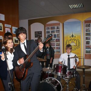 Danila Poperechny Instagram - 2010 год. Киев. Я вместе с моими лучшими друзьями играю в холле нашей русскоязычной школы на одной из самых длинных перемен для других учеников. Поём песни Мумий Тролля, The Beatles и что-то еще.

Испытал жесточайшее притеснение по национальному признаку: посадили на ударные.