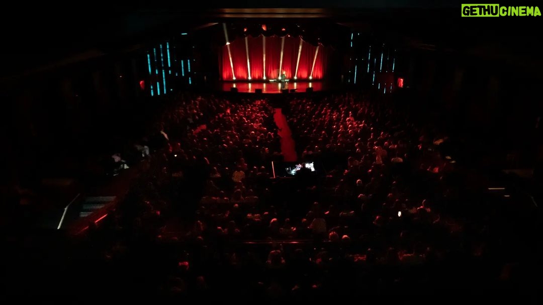 Danila Poperechny Instagram - Нью-Йорк, как же я счастлив, что именно на вашем городе мы закончили тур! Пиздец, никогда в жизни не думал, что когда-то произнесу фразу "Привет, Нью-Йорк!" и практически тысячный зал разразится аплодисментами! Огромное вам спасибо и черт, было очень приятно впервые выступать в Либерти Сити 🗽 Дальше больше, ну а для 2022 года, пожалуй, хватит! #ВеселаяЖизнь ф: @wonderkir New York, New York