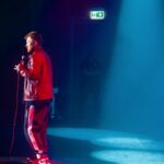 Danila Poperechny Instagram - В Кракове я вышел на сцену абсолютно не с тем количеством энергии, с которым выхожу обычно, но каким-то образом это сработало для материала даже лучше, чем обычно. Удалось очень много поимпровизировать с вами и даже разогнать несколько очень хороших блоков! Огромное вам спасибо, вы очень крутые 🔥 #ВеселаяЖизнь ф: @makslonglive Kraków, Poland