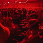 Danila Poperechny Instagram - В Кракове я вышел на сцену абсолютно не с тем количеством энергии, с которым выхожу обычно, но каким-то образом это сработало для материала даже лучше, чем обычно. Удалось очень много поимпровизировать с вами и даже разогнать несколько очень хороших блоков! Огромное вам спасибо, вы очень крутые 🔥 #ВеселаяЖизнь ф: @makslonglive Kraków, Poland