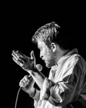 Danila Poperechny Instagram - Выяснили с ребятами в Париже, что если французские копы и сажают людей на бутылку, то это всегда бутылочка какого-нибудь хорошего красного вина 🍷

Одно из лучших выступлений за всю мою жизнь, спасибо!
#ВеселаяЖизнь

ф: @felix.tak
