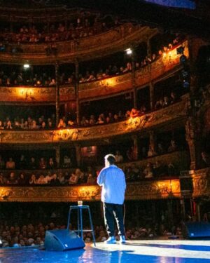 Danila Poperechny Instagram - Выяснили с ребятами в Париже, что если французские копы и сажают людей на бутылку, то это всегда бутылочка какого-нибудь хорошего красного вина 🍷

Одно из лучших выступлений за всю мою жизнь, спасибо!
#ВеселаяЖизнь

ф: @felix.tak