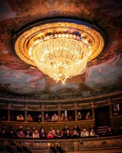 Danila Poperechny Instagram - Выяснили с ребятами в Париже, что если французские копы и сажают людей на бутылку, то это всегда бутылочка какого-нибудь хорошего красного вина 🍷 Одно из лучших выступлений за всю мою жизнь, спасибо! #ВеселаяЖизнь ф: @felix.tak Paris, France