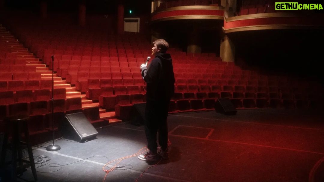 Danila Poperechny Instagram - Стамбул, сегодня было ультра шикарно! Возможно, мне ОСОБЕННО вкатил сегодняшний вечер из-за того, что два последних выступления были с проблемами, но, на самом деле, даже без этих стравнений - с вами было очень очень хорошо. Спасибо вам огромное, ну а последним городом тура у вас побыть не удалось, ведь остался ещё один - перенесённый концерт в Антальи, который всё-таки состоится. 5 апреля! #ВеселаяЖизнь 📷: @makslonglive Istanbul, Turkey