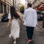 Danila Poperechny Instagram - На этих фото мы примерно за час до того, как я сделаю Полине предложение. Она ничего не знает и думает, что мы просто пофоткаемся, а затем пойдем на пикник возле Эйфелевой башни. Я заметно нервничаю, а Полина наивно полагает, что это из-за фотосессии. В моем рюкзаке плед, стаканы, осветительный прибор для атмосферы, когда стемнеет, разные закуски, две сырные нарезки (от запаха одной из которых мы оба чуть романтично не блеванули на Марсовом поле), 4 сиськи виски-колы и кольцо, которое я вожу с собой с мая и каждый раз на таможне ссу, что меня заставят вытащить его на осмотр при Полине. Кстати, забавный факт: коробки от обручальных колец Тиффани настолько здоровые, что все те дни, когда я ходил с кольцом в кармане - выглядело, будто бы у меня встал. Серьезно, оно размером с маленький кубик Рубика. Мне аж пришлось купить дурацкую поясную сумку, чтобы спрятать кольцо в ней, но потом я подумал: "Я че, буду делать предложение... с поясной сумкой? Я че, кондуктор в троллейбусе?"... За фото спасибо @lika_romanko! Paris,France
