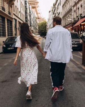 Danila Poperechny Instagram - На этих фото мы примерно за час до того, как я сделаю Полине предложение. Она ничего не знает и думает, что мы просто пофоткаемся, а затем пойдем на пикник возле Эйфелевой башни. Я заметно нервничаю, а Полина наивно полагает, что это из-за фотосессии.

В моем рюкзаке плед, стаканы, осветительный прибор для атмосферы, когда стемнеет, разные закуски, две сырные нарезки (от запаха одной из которых мы оба чуть романтично не блеванули на Марсовом поле), 4 сиськи виски-колы и кольцо, которое я вожу с собой с мая и каждый раз на таможне ссу, что меня заставят вытащить его на осмотр при Полине.
Кстати, забавный факт: коробки от обручальных колец Тиффани настолько здоровые, что все те дни, когда я ходил с кольцом в кармане - выглядело, будто бы у меня встал. Серьезно, оно размером с маленький кубик Рубика. Мне аж пришлось купить дурацкую поясную сумку, чтобы спрятать кольцо в ней, но потом я подумал: "Я че, буду делать предложение... с поясной сумкой? Я че, кондуктор в троллейбусе?"...

За фото спасибо @lika_romanko!