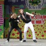Danila Poperechny Instagram – Все тот же 2010 год. Киев. 
Выступаем от нашей русскоязычной школы на городском фестивале КВН, посвященному пожарной безопасности прямо под аркой дружбы народов. Занимаем второе место по причине того, что первое место отдают региональной команде из совсем маленьких деток.

Угнетение по национальному признаку на лицо: насильно сделали меня капитаном команды, чтобы потом отхуесосить за второе место.