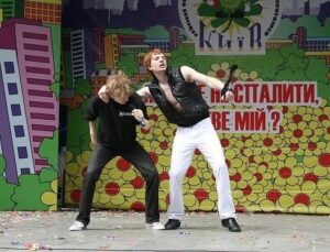 Danila Poperechny Instagram - Все тот же 2010 год. Киев. 
Выступаем от нашей русскоязычной школы на городском фестивале КВН, посвященному пожарной безопасности прямо под аркой дружбы народов. Занимаем второе место по причине того, что первое место отдают региональной команде из совсем маленьких деток.

Угнетение по национальному признаку на лицо: насильно сделали меня капитаном команды, чтобы потом отхуесосить за второе место.