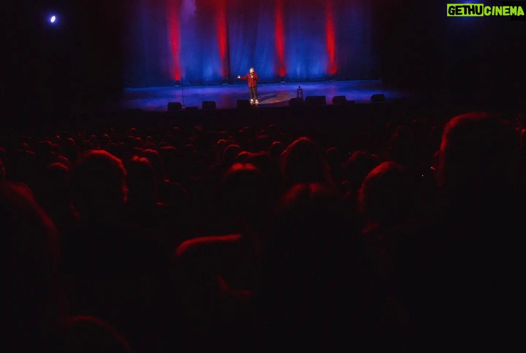 Danila Poperechny Instagram - Возможно, я уже со временем забываю нюансы, но по моим ощущениям в Таллине сегодня прошел один из самых ебейших и заряженных концертов за всю мою жизнь!🔥 Полторы тысячи человек и почти два с половиной часа материала пролетели супер незаметно. С удовольствием приеду к вам ещё, спасибо за вашу энергию и смех!!! #ВеселаяЖизнь 📷: @makslonglive Talinn, Estonia