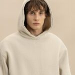 Danila Poperechny Instagram - Во-первых, хочется поздравить абсолютно всех женщин с вашим праздником! Вы замечательные и без вас жизнь не имеет смысла ❤️ И во-вторых: так совпало, что наш новый дроп на @veshdok.shop, который мы прямо сейчас запустили в продажу, мы разработали именно вместе с двумя замечательными девушками - Аленой и Викой. Они стали новыми членами нашей команды по разработке одежды, которую вам предстоит комфортно носить и выглядеть в ней охуенно. Сегодня мы релизим для вас базовое оверсайз худи в 2 цветах вместе с аналогичными футбами. Никаких кричащих принтов, огромных надписей - лишь супер комфортный крой и маленькая круглая вышивка в цвет. Это база! Успевайте заказать на сайте VESHDOK.com