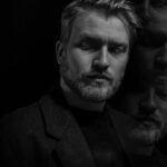 Danila Poperechny Instagram - Если за последние 2 года у вас ни капельки не ухудшилось ментальное здоровье - возможно у вас большие проблемы с эмпатией и вам еще сильнее нужно к психологу. Если говорить о том, что случилось именно со мной, то я даже не знаю с чего начать. От постоянной тревоги, депрессивных эпизодов, истощения нервной системы от переизбытка ответственности и диагностированного СРК, до вишенки на торте иллюстрации моего состояния - постоянно дергающегося левого глаза целый год. И я не преувеличиваю - это веко оттарабанило свою вахту на пять с плюсом, периодически вынуждая меня ловить определенные моменты для съемок, чтобы техновеко не попадало в кадр и не пугало моих зрителей. И в тот момент, когда просто “отдохнуть несколько дней и отвлечься” не помогло, я понял, что этого точно недостаточно и нужно делать что-то еще. Я начал изучать и практиковать медитации (чего тоже оказалось недостаточно), а также вновь записался на онлайн сессии к психологу. Я знаю, как иногда бывает сложно заставить себя сделать что-то ДЛЯ СЕБЯ. Особенно, когда это “что-то” является тем, чего ты никогда не делал. Но сейчас, к примеру, попробовать психотерапию можно не выходя из дома и в любое удобное для вас время. Этот пост меня попросили написать @yasno.live и, по стечению обстоятельств, именно на их платформе я возобновил свои сессии, чтобы прийти в себя. У них большой выбор специалистов по разным направлениям и очень гибкая система с выбором комфортного для вас времени сессий. Промокод SPOONTAMER даст вам 20% скидку на первую сессию при регистрации, так что попробовать проявить заботу о своей фляге можно немного дешевле! Не стыдно признать, что тебе тяжело вывозить самостоятельно и попытаться помочь себе терапией. В конце-концов, она делает нас стабильнее, а значит - сильнее и счастливее.