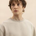 Danila Poperechny Instagram - Во-первых, хочется поздравить абсолютно всех женщин с вашим праздником! Вы замечательные и без вас жизнь не имеет смысла ❤️ И во-вторых: так совпало, что наш новый дроп на @veshdok.shop, который мы прямо сейчас запустили в продажу, мы разработали именно вместе с двумя замечательными девушками - Аленой и Викой. Они стали новыми членами нашей команды по разработке одежды, которую вам предстоит комфортно носить и выглядеть в ней охуенно. Сегодня мы релизим для вас базовое оверсайз худи в 2 цветах вместе с аналогичными футбами. Никаких кричащих принтов, огромных надписей - лишь супер комфортный крой и маленькая круглая вышивка в цвет. Это база! Успевайте заказать на сайте VESHDOK.com