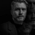 Danila Poperechny Instagram - Если за последние 2 года у вас ни капельки не ухудшилось ментальное здоровье - возможно у вас большие проблемы с эмпатией и вам еще сильнее нужно к психологу. Если говорить о том, что случилось именно со мной, то я даже не знаю с чего начать. От постоянной тревоги, депрессивных эпизодов, истощения нервной системы от переизбытка ответственности и диагностированного СРК, до вишенки на торте иллюстрации моего состояния - постоянно дергающегося левого глаза целый год. И я не преувеличиваю - это веко оттарабанило свою вахту на пять с плюсом, периодически вынуждая меня ловить определенные моменты для съемок, чтобы техновеко не попадало в кадр и не пугало моих зрителей. И в тот момент, когда просто “отдохнуть несколько дней и отвлечься” не помогло, я понял, что этого точно недостаточно и нужно делать что-то еще. Я начал изучать и практиковать медитации (чего тоже оказалось недостаточно), а также вновь записался на онлайн сессии к психологу. Я знаю, как иногда бывает сложно заставить себя сделать что-то ДЛЯ СЕБЯ. Особенно, когда это “что-то” является тем, чего ты никогда не делал. Но сейчас, к примеру, попробовать психотерапию можно не выходя из дома и в любое удобное для вас время. Этот пост меня попросили написать @yasno.live и, по стечению обстоятельств, именно на их платформе я возобновил свои сессии, чтобы прийти в себя. У них большой выбор специалистов по разным направлениям и очень гибкая система с выбором комфортного для вас времени сессий. Промокод SPOONTAMER даст вам 20% скидку на первую сессию при регистрации, так что попробовать проявить заботу о своей фляге можно немного дешевле! Не стыдно признать, что тебе тяжело вывозить самостоятельно и попытаться помочь себе терапией. В конце-концов, она делает нас стабильнее, а значит - сильнее и счастливее.