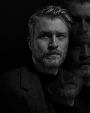 Danila Poperechny Instagram - Если за последние 2 года у вас ни капельки не ухудшилось ментальное здоровье - возможно у вас большие проблемы с эмпатией и вам еще сильнее нужно к психологу.
Если говорить о том, что случилось именно со мной, то я даже не знаю с чего начать. От постоянной тревоги, депрессивных эпизодов, истощения нервной системы от переизбытка ответственности и диагностированного СРК, до вишенки на торте иллюстрации моего состояния - постоянно дергающегося левого глаза целый год. И я не преувеличиваю - это веко оттарабанило свою вахту на пять с плюсом, периодически вынуждая меня ловить определенные моменты для съемок, чтобы техновеко не попадало в кадр и не пугало моих зрителей.
И в тот момент, когда просто “отдохнуть несколько дней и отвлечься” не помогло, я понял, что этого точно недостаточно и нужно делать что-то еще. Я начал изучать и практиковать медитации (чего тоже оказалось недостаточно), а также вновь записался на онлайн сессии к психологу. Я знаю, как иногда бывает сложно заставить себя сделать что-то ДЛЯ СЕБЯ. Особенно, когда это “что-то” является тем, чего ты никогда не делал. Но сейчас, к примеру, попробовать психотерапию можно не выходя из дома и в любое удобное для вас время. Этот пост меня попросили написать @yasno.live и, по стечению обстоятельств, именно на их платформе я возобновил свои сессии, чтобы прийти в себя. У них большой выбор специалистов по разным направлениям и очень гибкая система с выбором комфортного для вас времени сессий.
Промокод SPOONTAMER даст вам 20% скидку на первую сессию при регистрации, так что попробовать проявить заботу о своей фляге можно немного дешевле!
Не стыдно признать, что тебе тяжело вывозить самостоятельно и попытаться помочь себе терапией. В конце-концов, она делает нас стабильнее, а значит - сильнее и счастливее.