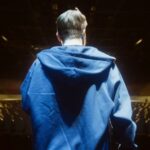 Danila Poperechny Instagram - Тут мог быть текст про то, какой замечательный концерт на полторы тысячи человек прошел у нас в Ташкенте, но правда заключается в том, что из моего концерта вырезали весь материал, тем или иным образом связанный с происходящим в мире. Буквально каждый раз, когда шутка или тема хотя бы косвенно касалась актуальной повестки, мне просто вырубали микрофон на сцене прямо во время выступления. Они даже самостоятельно вырезали без согласования шутку из открывашки концерта, где просто было слово "Россия". В итоге, как минимум 50 минут материала было "замьючено" по указке местных правоохранительных органов. Почувствовал себя, как дома 🫡 Приношу огромные извинения зрителям за то, что они получили какой-то огрызок вместо шоу, за которое заплатили и повторю то, что уже сказал со сцены: если вы хотите оформить возврат средств - никаких вопросов у меня не возникнет! На данный момент вы единственный город, который получил программу в таком виде и я сам крайне расстроен, что в последний момент на согласованной площадке начался вот этот детский сад. Одно в ситуации разъебало - что если бы местные копы пришли разбираться, чего я там со сцены наговорил, то мы бы ответили: "Так я в итоге ничего и не сказал, получается!)" #ВеселаяЖизнь 📷: @makslonglive