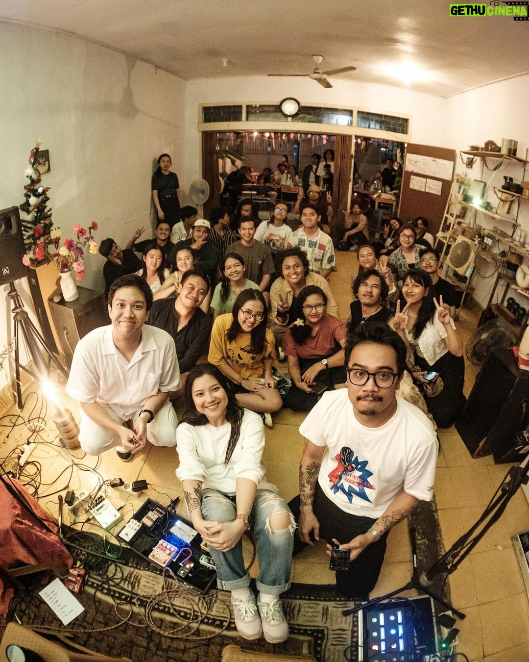 Danilla Riyadi Instagram - Kayaknya udah lamaaaa banget enggak manggung dengan set berduaan aja sama @lafapratomo , jadi flashback ke moment promo album 'Telisik', sungguh haru. Aku selalu suka malam yang intim, terima kasih karena sudah berenang di kolam lagu-lagu kemarin. God bless u all!! Photo by @anandasurio