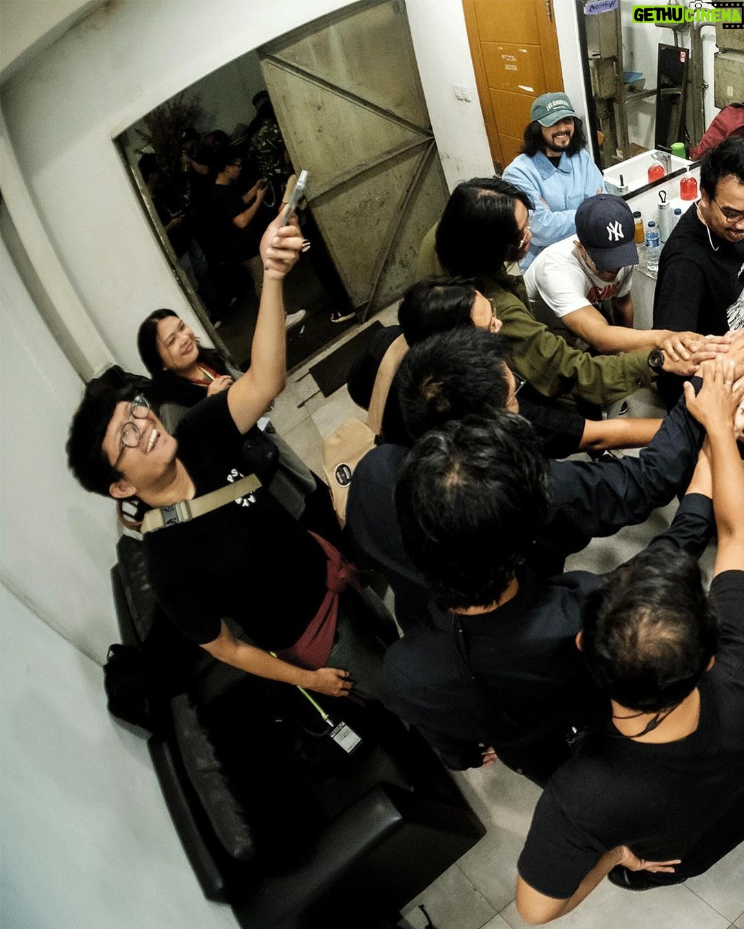 Danilla Riyadi Instagram - Akhirnya ketemu lagi dalam acara charity di MBloc Rabu kemarin, membawakan beberapa lagu sendu yang jarang dibawakan di panggung biasanya, senang sekali akhirnya bisa jumpa mengobati kekangenan ini agar tetap terjaga kesawananku. Photo by @anandasurio. Mblocspace