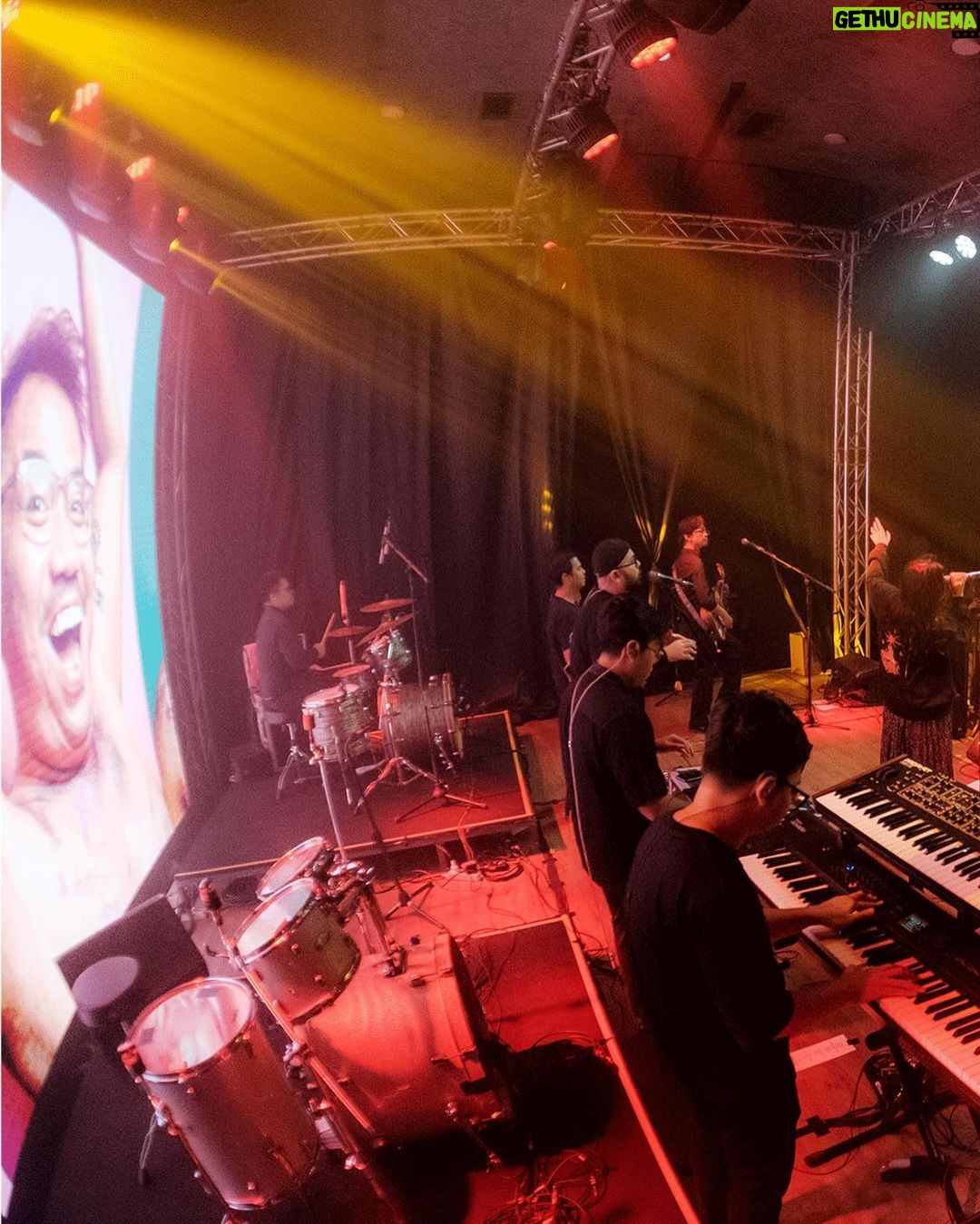 Danilla Riyadi Instagram - Akhirnya ketemu lagi dalam acara charity di MBloc Rabu kemarin, membawakan beberapa lagu sendu yang jarang dibawakan di panggung biasanya, senang sekali akhirnya bisa jumpa mengobati kekangenan ini agar tetap terjaga kesawananku. Photo by @anandasurio. Mblocspace