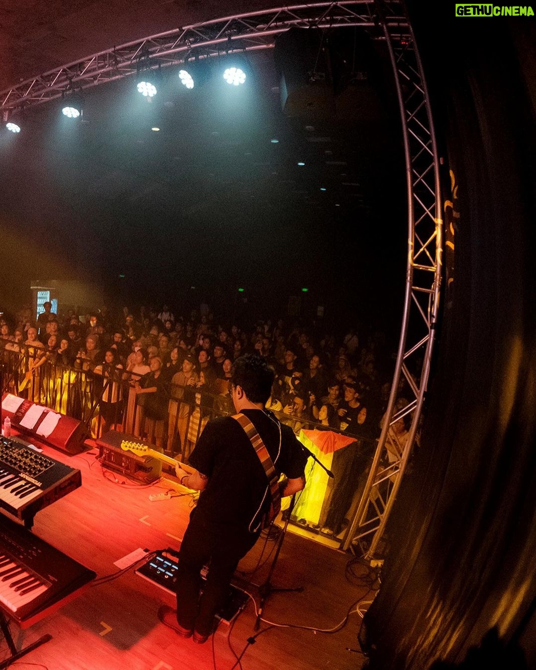 Danilla Riyadi Instagram - Akhirnya ketemu lagi dalam acara charity di MBloc Rabu kemarin, membawakan beberapa lagu sendu yang jarang dibawakan di panggung biasanya, senang sekali akhirnya bisa jumpa mengobati kekangenan ini agar tetap terjaga kesawananku. Photo by @anandasurio. Mblocspace