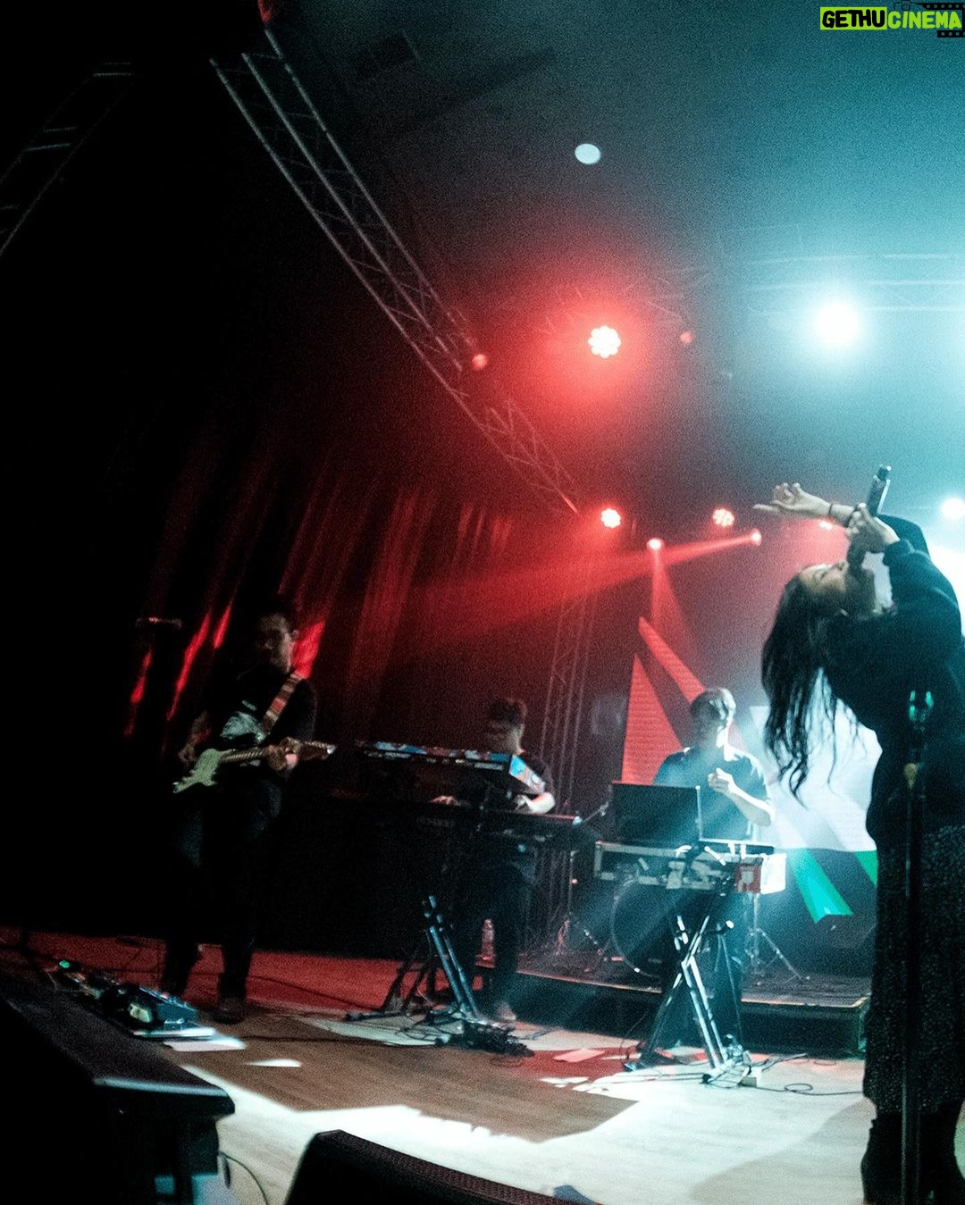 Danilla Riyadi Instagram - Akhirnya ketemu lagi dalam acara charity di MBloc Rabu kemarin, membawakan beberapa lagu sendu yang jarang dibawakan di panggung biasanya, senang sekali akhirnya bisa jumpa mengobati kekangenan ini agar tetap terjaga kesawananku. Photo by @anandasurio. Mblocspace