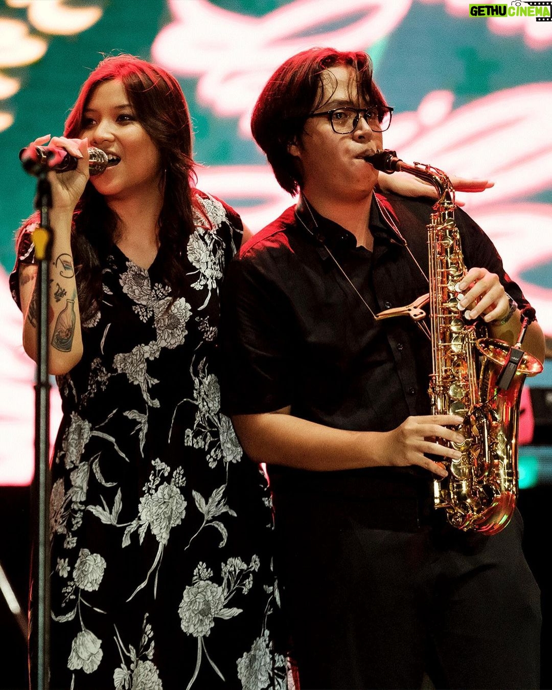 Danilla Riyadi Instagram - Terima kasih Surabaya atas pertemuan hangat dan singkat kita Sabtu kemarin, keesokan harinya lanjut menuju Depok bersama bapak-bapak @musikglamors dengan kostum seragam nan apik menyajikan lantunan musik Danilla & The Glamors yang aduhai. Terima kasih untuk kalian yang sudah datang, semoga November kalian berjalan mulus sampai akhir π Photo by @anandasurio