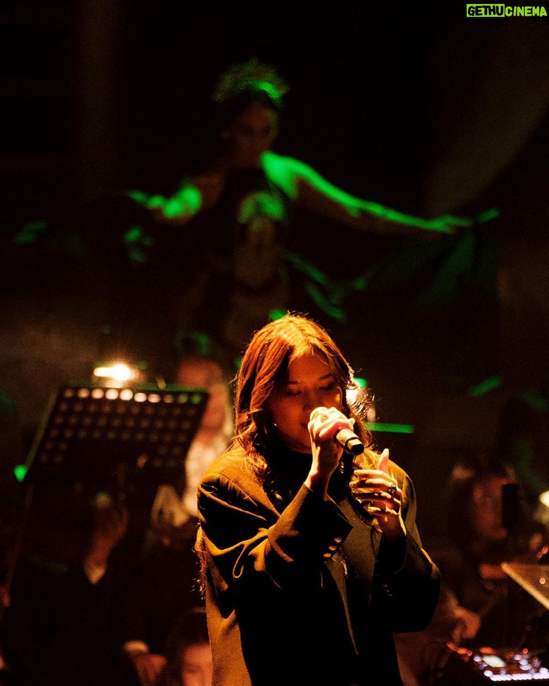 Danilla Riyadi Instagram - Aku senang sekali, Melodi Layar Perak, om @eg.erwingutawa, sudah membawa kami semua ke dunia yang sureal nan nyata! Terima kasih om @eg.erwingutawa karena sudah percaya sama aku, and thank you for the humble energy that you've shared. Photo by @anandasurio Graha Bhakti Budaya