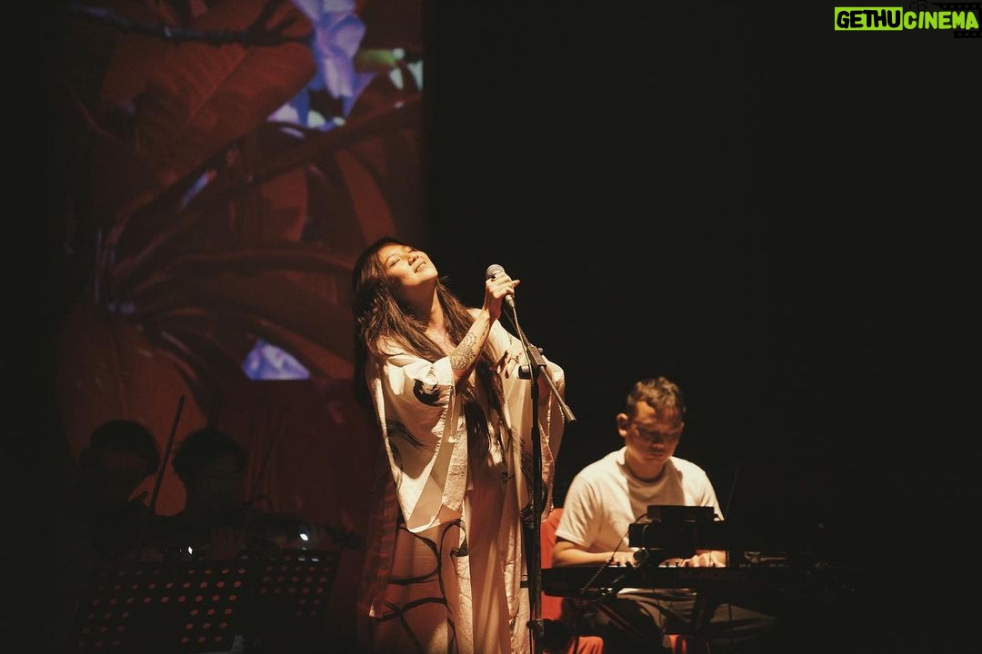 Danilla Riyadi Instagram - Bisa manggung sama @tigapagimusic selalu seneng buat aku tuh. Lagu-lagunya suka banget; semuaaa! Sempet beberapa kali kolaborasi sama @tigapagimusic juga, aduh.. sukaa, seneng. Ada untuk mengisi suara di 10 tahunan Roekmana's Repertoire itu adalah mega bahagia ultimate buatku secara personal, dapet ambiance yang aku rindu, bisa khusyuk nyanyi jadi perjalanan spiritual. Terima kasih @tigapagimusic dan tim, selalu berbahagia untuk semua. Wardrobe by @kidungparamadita Photo by @hafizanshidqi