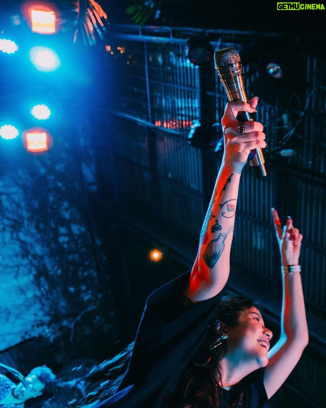 Danilla Riyadi Instagram - Surabaya selalu berkesan.. Seperti semalam, akhirnya setelah sekian lama (mungkin terakhir saat Tour Pop Seblay 2022) tidak berkunjung ke Surabaya, saya bisa kembali singgah dan menyapa Penelisik Surabaya dalam situasi yang intim dan hangat. Dan bener aja, rindunya terbayar dengan sambutan hangat dan lantunan suara dari kalian yang ikut bernyanyi sepanjang waktu kita kencan kemarin. Terima kasih Surabaya, semoga kita bisa segera berjumpa dalam pertemuan hangat selanjutnya š Foto oleh @rizky.nawan Buro Bars & Garden Pandora