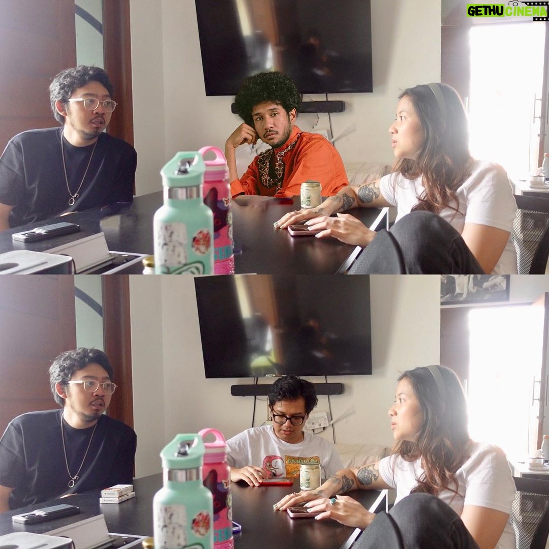 Danilla Riyadi Instagram - TEMUKAN 5 PERBEDAAN di dalam 2 foto kolaborator PENTAS KEMILAU POP SEBLAY ini. @teddyadhitya & @pamunqkas akan tampil juga di tanggal 16 SEPTEMBER 2023 acara GRATIS itu yang PENTAS KEMILAU POP SEBLAY yang jam 4 SORE