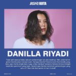 Danilla Riyadi Instagram - Kompetisi adu bakat antar musisi garapan Pophariini kembali di edisi kedua! Pertandingan antara @raissafaranda dan @charitamy tinggal 2 hari lagi. Kalian ngejagoin siapa nih? Sampai ketemu di @kama.ruang hari Rabu ya! Info selengkapnya tertera di Poster. #PopHariIni #BisingKota #BisingKotaPHI #KamaRuang