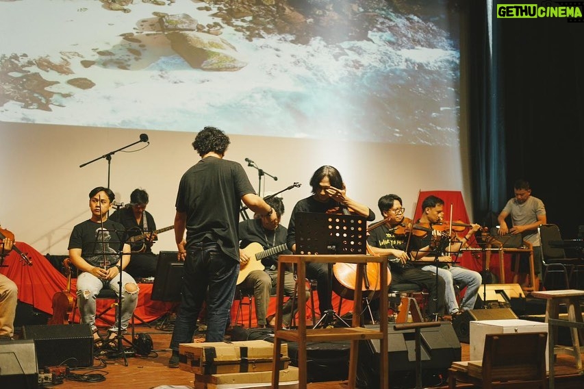 Danilla Riyadi Instagram - Bisa manggung sama @tigapagimusic selalu seneng buat aku tuh. Lagu-lagunya suka banget; semuaaa! Sempet beberapa kali kolaborasi sama @tigapagimusic juga, aduh.. sukaa, seneng. Ada untuk mengisi suara di 10 tahunan Roekmana's Repertoire itu adalah mega bahagia ultimate buatku secara personal, dapet ambiance yang aku rindu, bisa khusyuk nyanyi jadi perjalanan spiritual. Terima kasih @tigapagimusic dan tim, selalu berbahagia untuk semua. Wardrobe by @kidungparamadita Photo by @hafizanshidqi