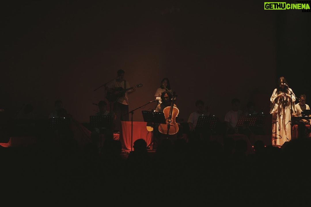 Danilla Riyadi Instagram - Bisa manggung sama @tigapagimusic selalu seneng buat aku tuh. Lagu-lagunya suka banget; semuaaa! Sempet beberapa kali kolaborasi sama @tigapagimusic juga, aduh.. sukaa, seneng. Ada untuk mengisi suara di 10 tahunan Roekmana's Repertoire itu adalah mega bahagia ultimate buatku secara personal, dapet ambiance yang aku rindu, bisa khusyuk nyanyi jadi perjalanan spiritual. Terima kasih @tigapagimusic dan tim, selalu berbahagia untuk semua. Wardrobe by @kidungparamadita Photo by @hafizanshidqi