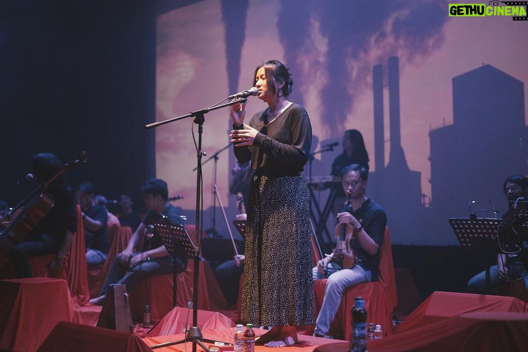 Danilla Riyadi Instagram - Bisa manggung sama @tigapagimusic selalu seneng buat aku tuh. Lagu-lagunya suka banget; semuaaa! Sempet beberapa kali kolaborasi sama @tigapagimusic juga, aduh.. sukaa, seneng. Ada untuk mengisi suara di 10 tahunan Roekmana's Repertoire itu adalah mega bahagia ultimate buatku secara personal, dapet ambiance yang aku rindu, bisa khusyuk nyanyi jadi perjalanan spiritual. Terima kasih @tigapagimusic dan tim, selalu berbahagia untuk semua. Wardrobe by @kidungparamadita Photo by @hafizanshidqi