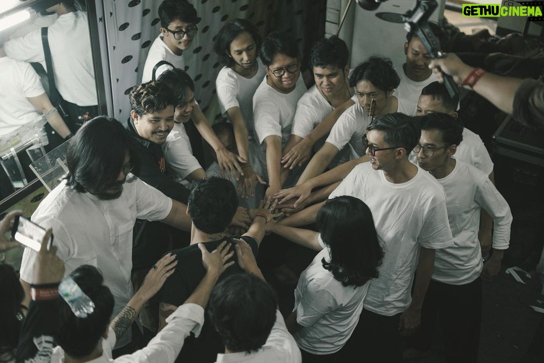 Danilla Riyadi Instagram - Bisa manggung sama @tigapagimusic selalu seneng buat aku tuh. Lagu-lagunya suka banget; semuaaa! Sempet beberapa kali kolaborasi sama @tigapagimusic juga, aduh.. sukaa, seneng. Ada untuk mengisi suara di 10 tahunan Roekmana's Repertoire itu adalah mega bahagia ultimate buatku secara personal, dapet ambiance yang aku rindu, bisa khusyuk nyanyi jadi perjalanan spiritual. Terima kasih @tigapagimusic dan tim, selalu berbahagia untuk semua. Wardrobe by @kidungparamadita Photo by @hafizanshidqi