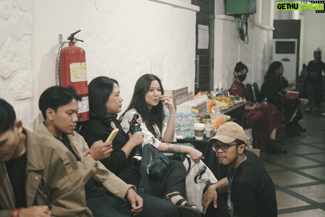 Danilla Riyadi Instagram - Bisa manggung sama @tigapagimusic selalu seneng buat aku tuh. Lagu-lagunya suka banget; semuaaa! Sempet beberapa kali kolaborasi sama @tigapagimusic juga, aduh.. sukaa, seneng. Ada untuk mengisi suara di 10 tahunan Roekmana's Repertoire itu adalah mega bahagia ultimate buatku secara personal, dapet ambiance yang aku rindu, bisa khusyuk nyanyi jadi perjalanan spiritual. Terima kasih @tigapagimusic dan tim, selalu berbahagia untuk semua. Wardrobe by @kidungparamadita Photo by @hafizanshidqi