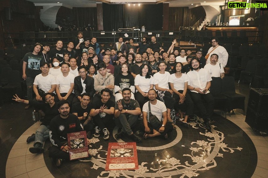 Danilla Riyadi Instagram - Bisa manggung sama @tigapagimusic selalu seneng buat aku tuh. Lagu-lagunya suka banget; semuaaa! Sempet beberapa kali kolaborasi sama @tigapagimusic juga, aduh.. sukaa, seneng. Ada untuk mengisi suara di 10 tahunan Roekmana's Repertoire itu adalah mega bahagia ultimate buatku secara personal, dapet ambiance yang aku rindu, bisa khusyuk nyanyi jadi perjalanan spiritual. Terima kasih @tigapagimusic dan tim, selalu berbahagia untuk semua. Wardrobe by @kidungparamadita Photo by @hafizanshidqi