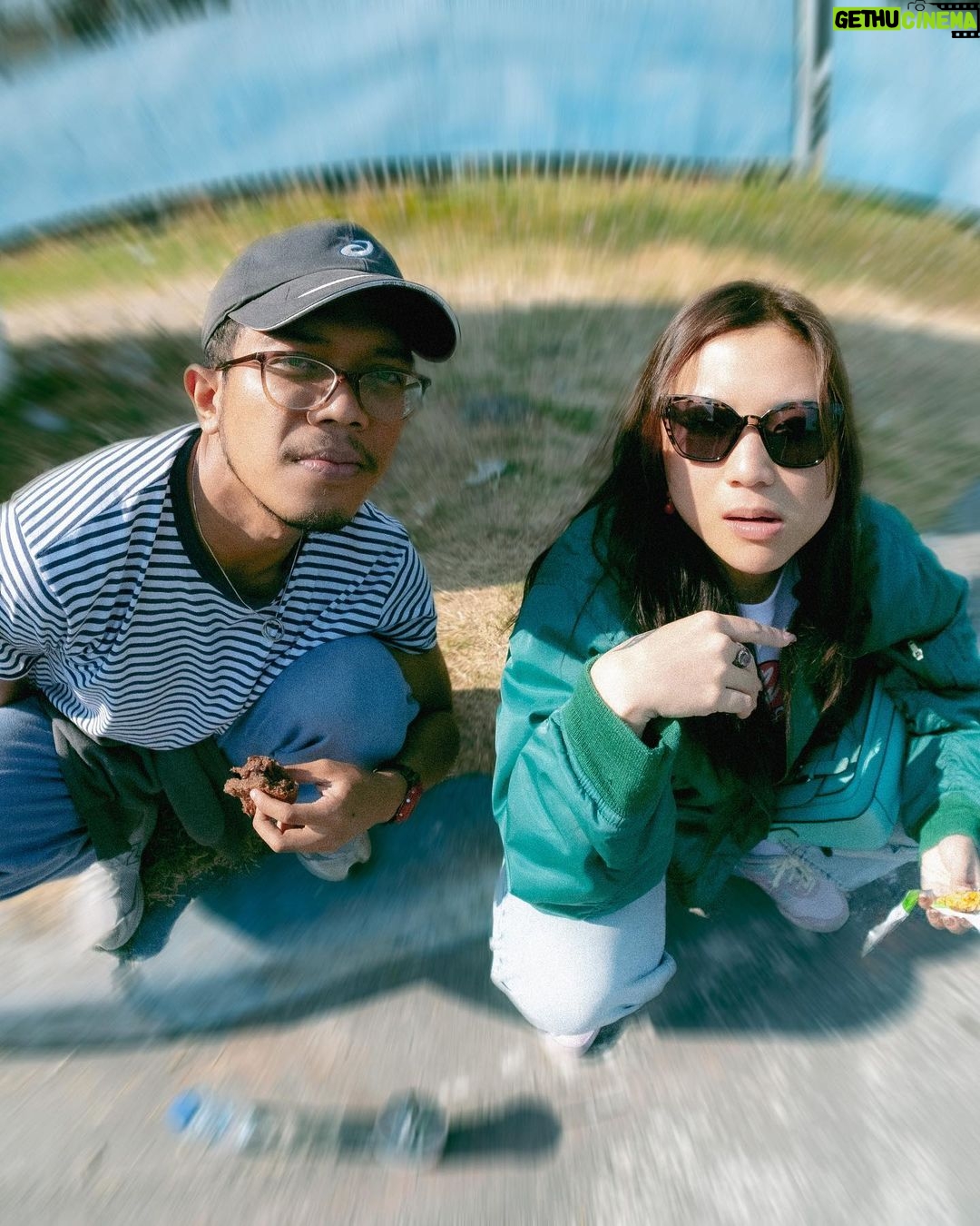 Danilla Riyadi Instagram - Surabaya selalu berkesan.. Seperti semalam, akhirnya setelah sekian lama (mungkin terakhir saat Tour Pop Seblay 2022) tidak berkunjung ke Surabaya, saya bisa kembali singgah dan menyapa Penelisik Surabaya dalam situasi yang intim dan hangat. Dan bener aja, rindunya terbayar dengan sambutan hangat dan lantunan suara dari kalian yang ikut bernyanyi sepanjang waktu kita kencan kemarin. Terima kasih Surabaya, semoga kita bisa segera berjumpa dalam pertemuan hangat selanjutnya š Foto oleh @rizky.nawan Buro Bars & Garden Pandora