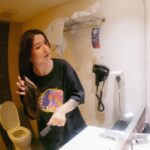 Danilla Riyadi Instagram - Surabaya selalu berkesan.. Seperti semalam, akhirnya setelah sekian lama (mungkin terakhir saat Tour Pop Seblay 2022) tidak berkunjung ke Surabaya, saya bisa kembali singgah dan menyapa Penelisik Surabaya dalam situasi yang intim dan hangat. Dan bener aja, rindunya terbayar dengan sambutan hangat dan lantunan suara dari kalian yang ikut bernyanyi sepanjang waktu kita kencan kemarin. Terima kasih Surabaya, semoga kita bisa segera berjumpa dalam pertemuan hangat selanjutnya 💕 Foto oleh @rizky.nawan Buro Bars & Garden Pandora