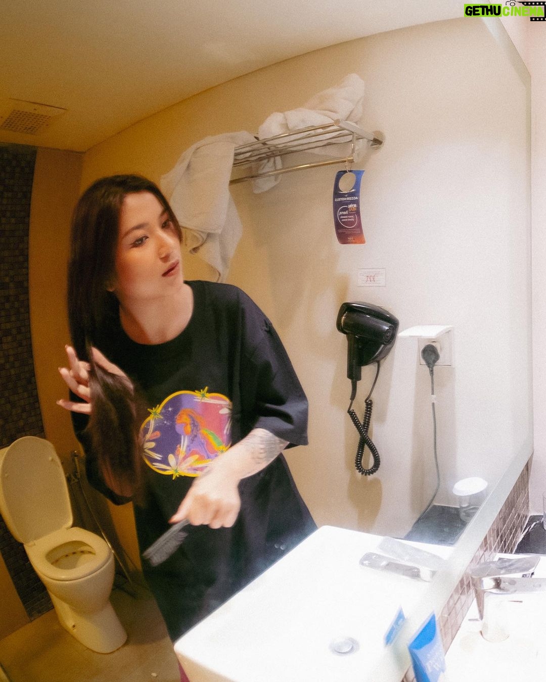 Danilla Riyadi Instagram - Surabaya selalu berkesan.. Seperti semalam, akhirnya setelah sekian lama (mungkin terakhir saat Tour Pop Seblay 2022) tidak berkunjung ke Surabaya, saya bisa kembali singgah dan menyapa Penelisik Surabaya dalam situasi yang intim dan hangat. Dan bener aja, rindunya terbayar dengan sambutan hangat dan lantunan suara dari kalian yang ikut bernyanyi sepanjang waktu kita kencan kemarin. Terima kasih Surabaya, semoga kita bisa segera berjumpa dalam pertemuan hangat selanjutnya š Foto oleh @rizky.nawan Buro Bars & Garden Pandora
