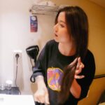 Danilla Riyadi Instagram - Surabaya selalu berkesan.. Seperti semalam, akhirnya setelah sekian lama (mungkin terakhir saat Tour Pop Seblay 2022) tidak berkunjung ke Surabaya, saya bisa kembali singgah dan menyapa Penelisik Surabaya dalam situasi yang intim dan hangat. Dan bener aja, rindunya terbayar dengan sambutan hangat dan lantunan suara dari kalian yang ikut bernyanyi sepanjang waktu kita kencan kemarin. Terima kasih Surabaya, semoga kita bisa segera berjumpa dalam pertemuan hangat selanjutnya 💕 Foto oleh @rizky.nawan Buro Bars & Garden Pandora