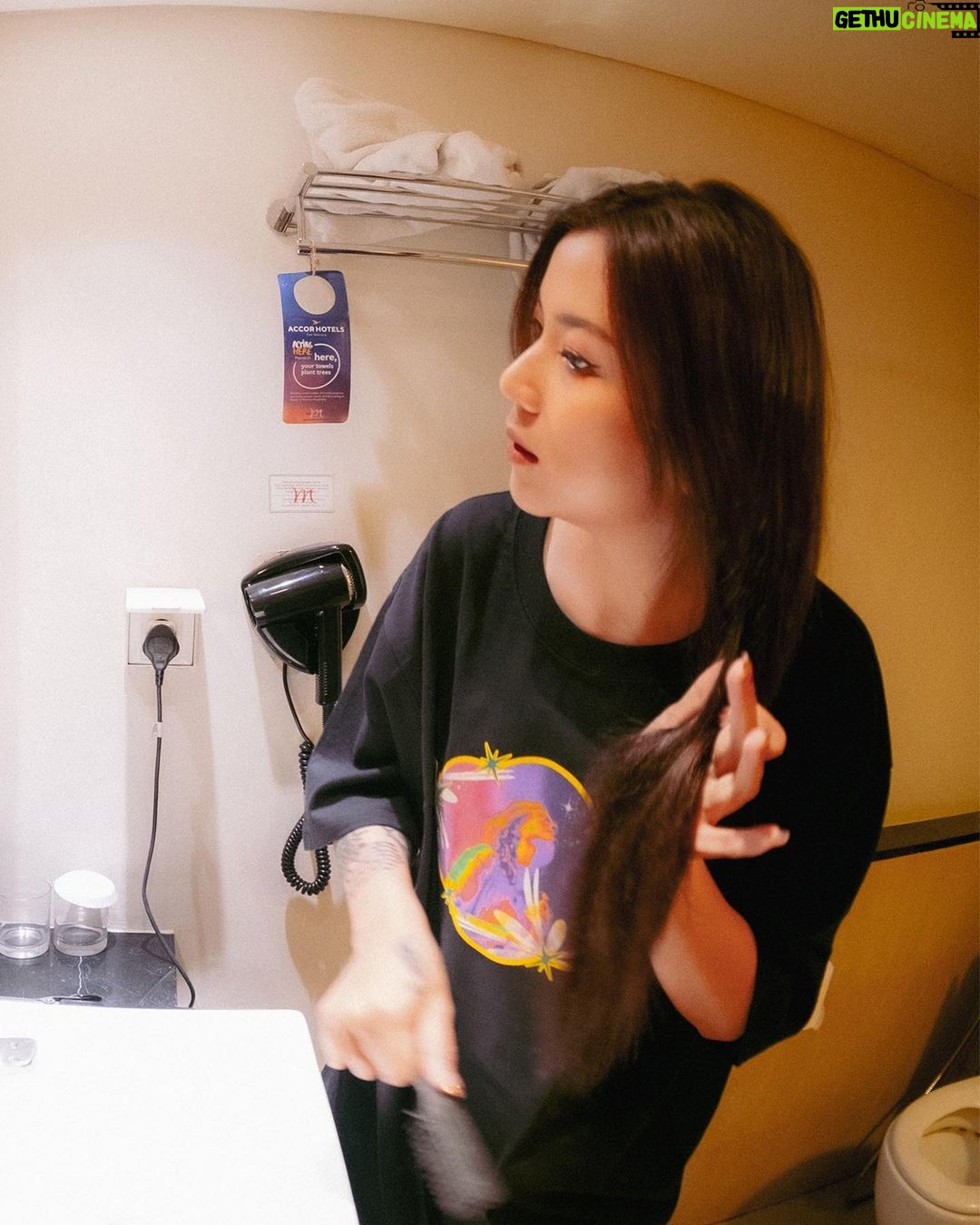Danilla Riyadi Instagram - Surabaya selalu berkesan.. Seperti semalam, akhirnya setelah sekian lama (mungkin terakhir saat Tour Pop Seblay 2022) tidak berkunjung ke Surabaya, saya bisa kembali singgah dan menyapa Penelisik Surabaya dalam situasi yang intim dan hangat. Dan bener aja, rindunya terbayar dengan sambutan hangat dan lantunan suara dari kalian yang ikut bernyanyi sepanjang waktu kita kencan kemarin. Terima kasih Surabaya, semoga kita bisa segera berjumpa dalam pertemuan hangat selanjutnya š Foto oleh @rizky.nawan Buro Bars & Garden Pandora