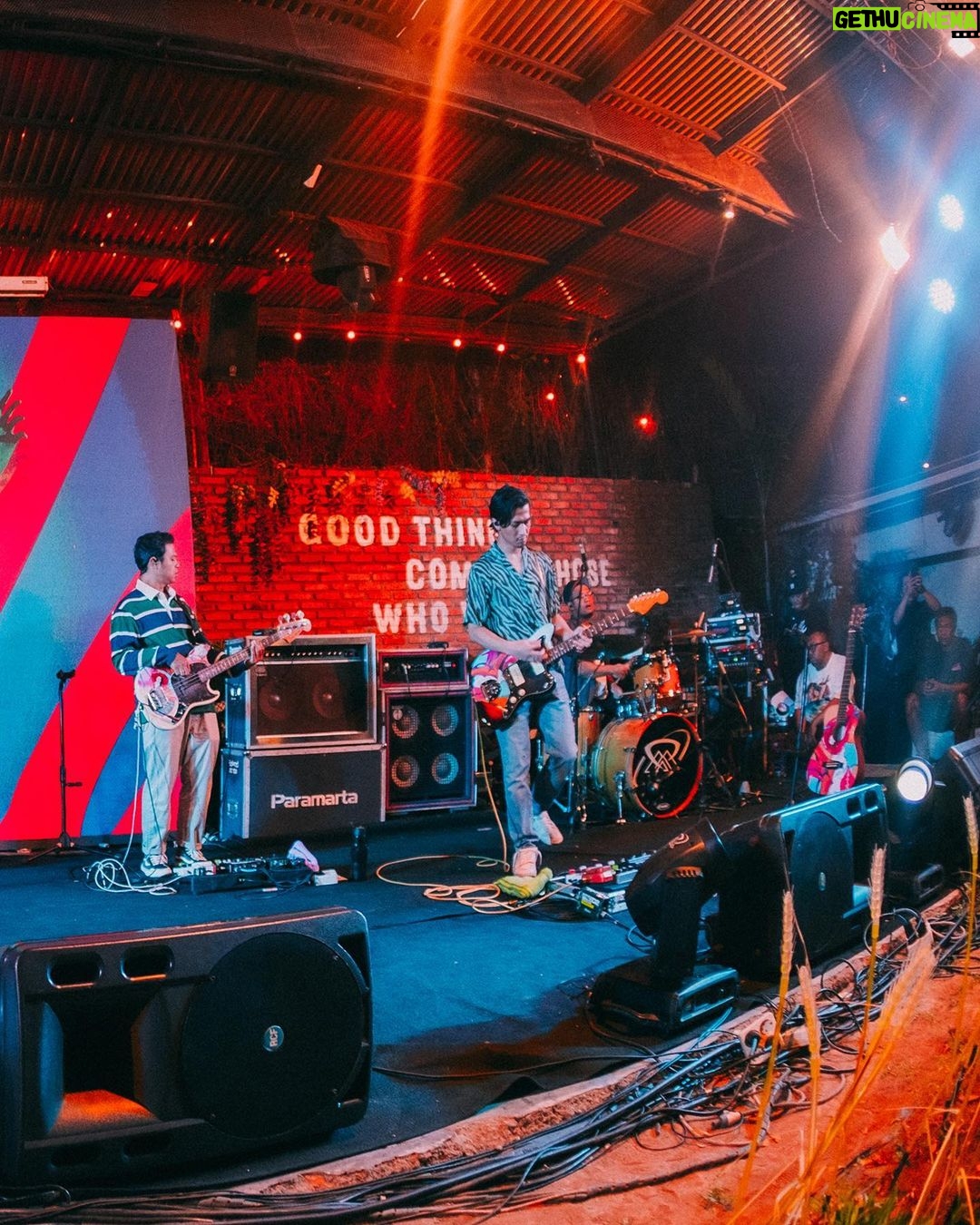 Danilla Riyadi Instagram - Surabaya selalu berkesan.. Seperti semalam, akhirnya setelah sekian lama (mungkin terakhir saat Tour Pop Seblay 2022) tidak berkunjung ke Surabaya, saya bisa kembali singgah dan menyapa Penelisik Surabaya dalam situasi yang intim dan hangat. Dan bener aja, rindunya terbayar dengan sambutan hangat dan lantunan suara dari kalian yang ikut bernyanyi sepanjang waktu kita kencan kemarin. Terima kasih Surabaya, semoga kita bisa segera berjumpa dalam pertemuan hangat selanjutnya š Foto oleh @rizky.nawan Buro Bars & Garden Pandora